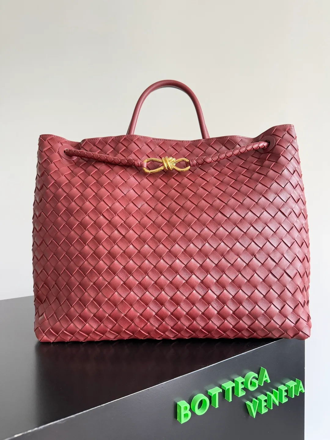 Batch 3760 Recently, the same style of bag that celebrities love is both high-end and practical. Michelle Yeoh, Kim Namjoon, Jing Boran, Tong Liya, Sun Qian, Wu Qianyu, Du Juan, Ma Yili and Bai Baihe are all carrying Bottega Veneta summer series Andiamo handbags. Andiamo has a simple structure and rounded lines. The whole piece is made of Nappa leather. It is comfortable, soft and dynamic. It adds interest to daily life and can be easily matched with various styles. Andiamo handbags are available in three sizes: small, medium and large. There are many colors to choose from, which can meet different needs. You can really carry it whether it is daily or attending events. Style number: 743575 Size: 45*22*34cm